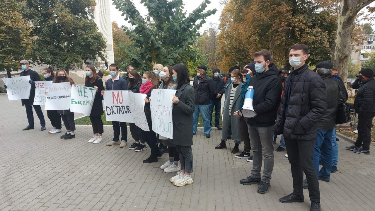 У Апелляционной палаты Кишинева проходит протест в поддержку отстраненного генпрокурора Александра Стояногло – LIVE