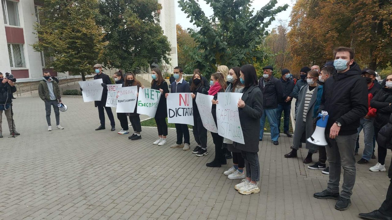 У Апелляционной палаты Кишинева проходит протест в поддержку отстраненного генпрокурора Александра Стояногло – LIVE