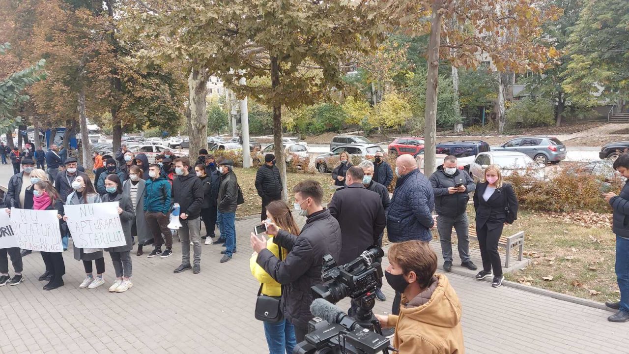 У Апелляционной палаты Кишинева проходит протест в поддержку отстраненного генпрокурора Александра Стояногло – LIVE