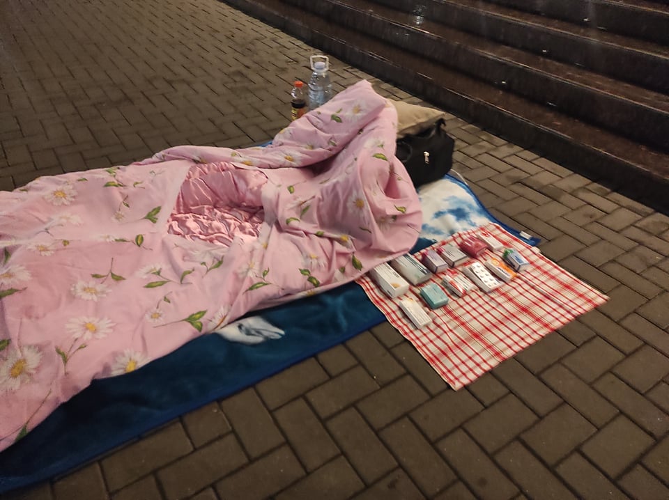 Мужчина разложил постель в центре Кишинева. Он обвиняет банки в краже денег и требует встречи с главой МВД