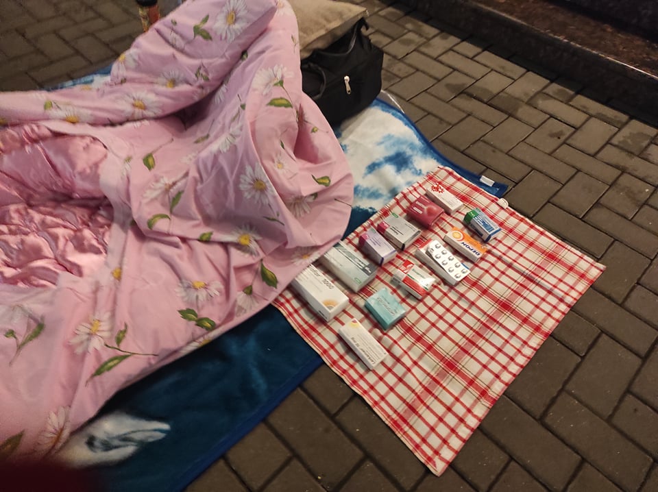 Мужчина разложил постель в центре Кишинева. Он обвиняет банки в краже денег и требует встречи с главой МВД