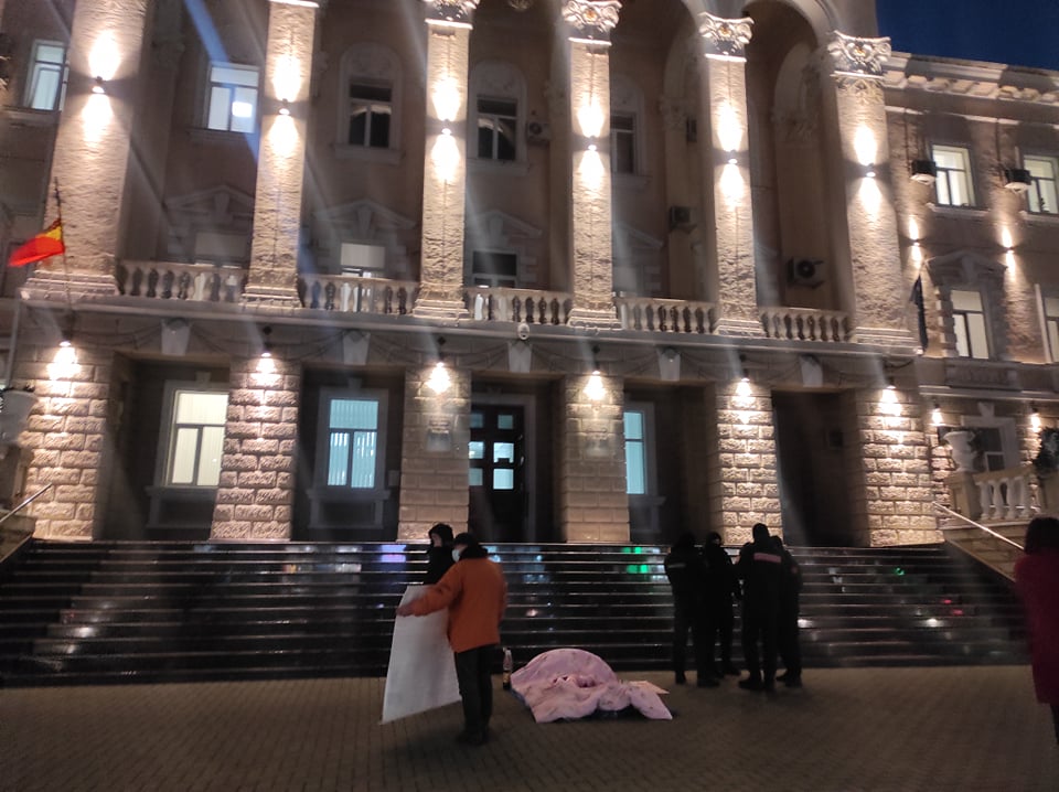 Мужчина разложил постель в центре Кишинева. Он обвиняет банки в краже денег и требует встречи с главой МВД
