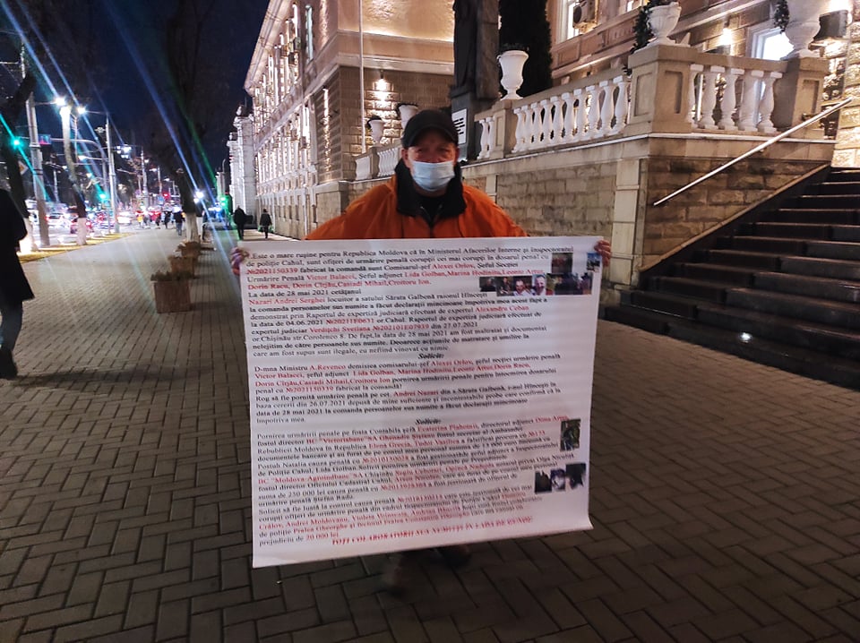 Мужчина разложил постель в центре Кишинева. Он обвиняет банки в краже денег и требует встречи с главой МВД