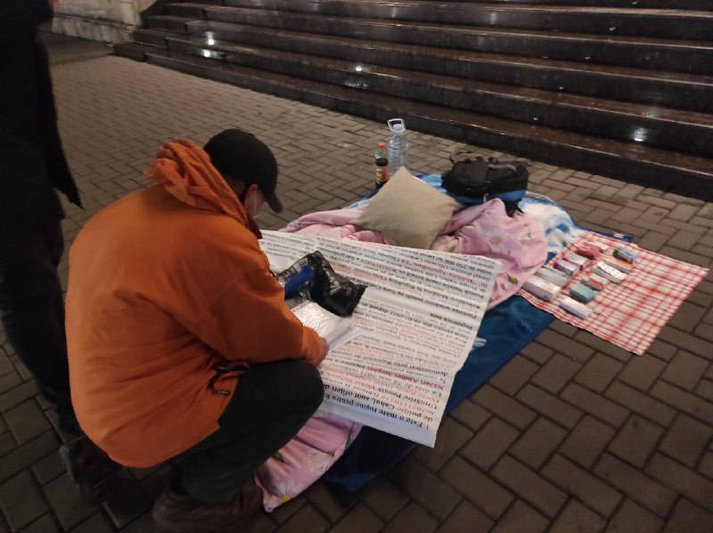 Мужчина разложил постель в центре Кишинева. Он обвиняет банки в краже денег и требует встречи с главой МВД