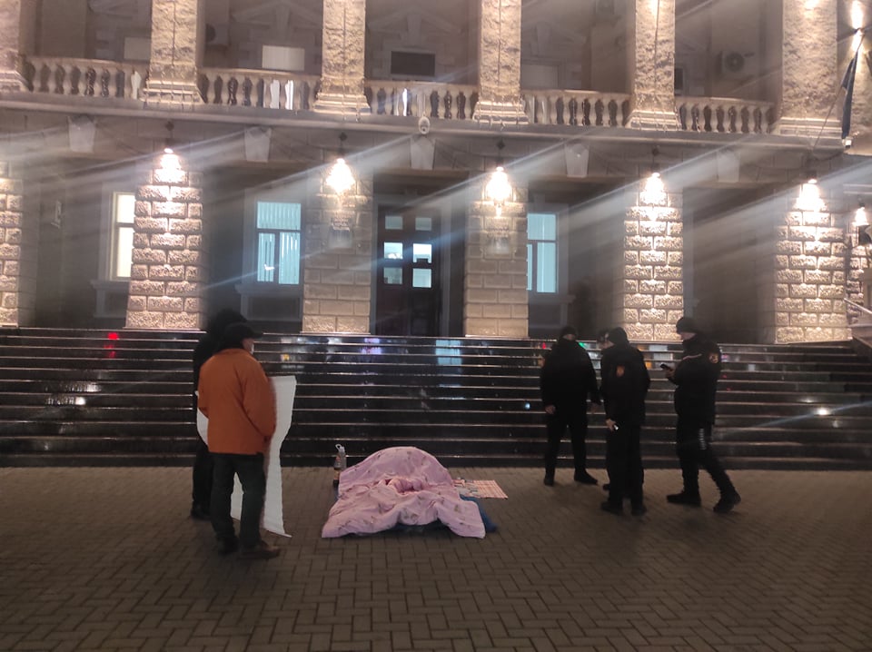 Мужчина разложил постель в центре Кишинева. Он обвиняет банки в краже денег и требует встречи с главой МВД