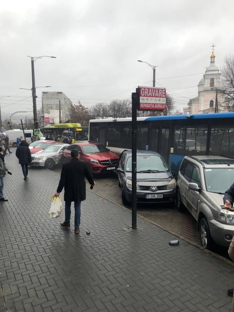 В центре Кишинева автобус протаранил около десятка машин