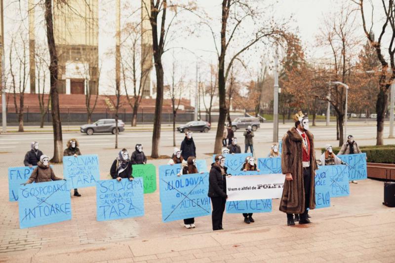 «Протест обезьян» состоялся возле здания парламента в Кишиневе