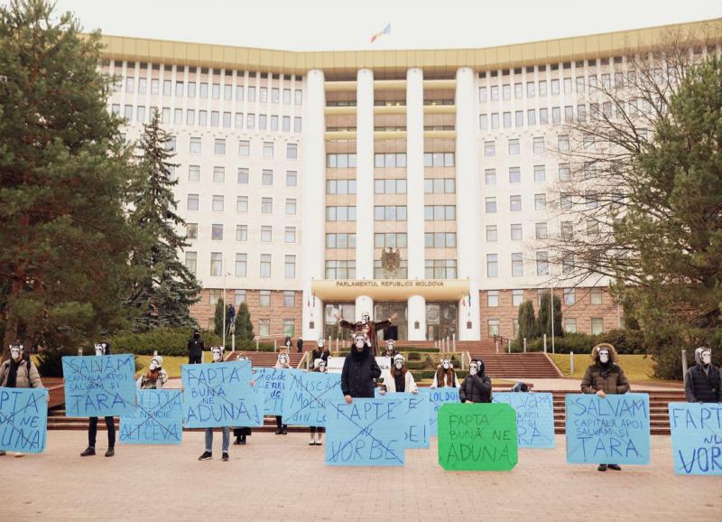 «Протест обезьян» состоялся возле здания парламента в Кишиневе
