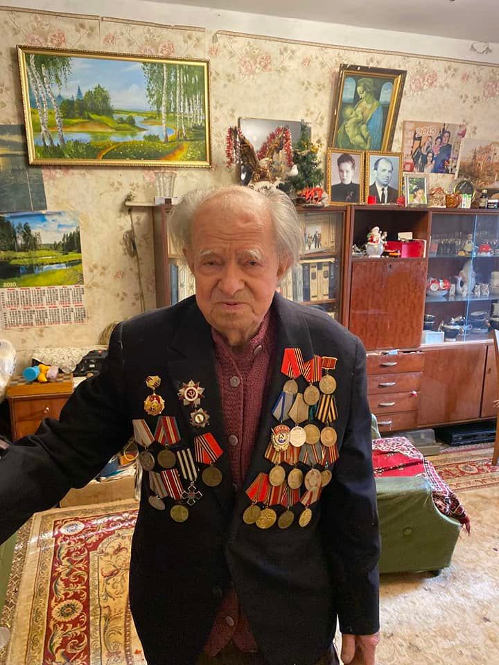 Сегодня активисты поздравили ветеранов ВОВ с Новым Годом!