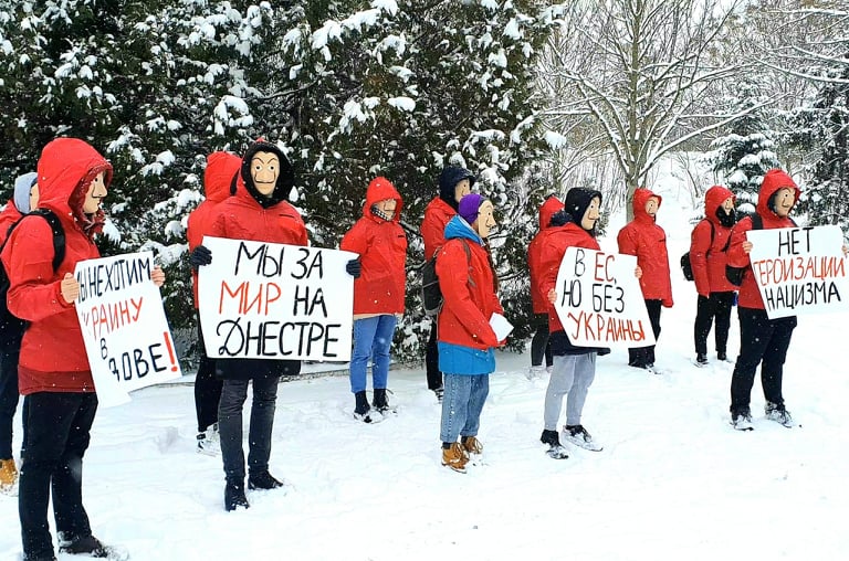 В Кишиневе перед посольством Украины прошел антивоенный митинг: "Мы не хотим Украину в Молдове"