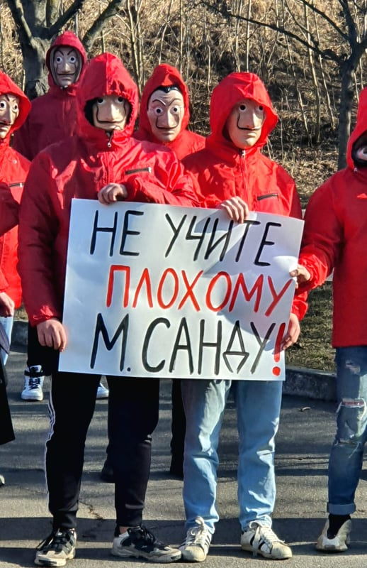 У Посольства Украины в Молдове прошла очередная антивоенная акция: "Не учите Санду плохому!"