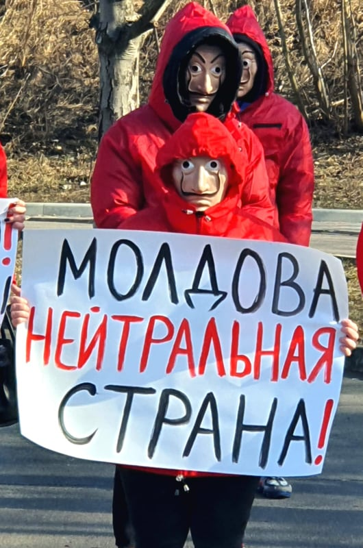 У Посольства Украины в Молдове прошла очередная антивоенная акция: "Не учите Санду плохому!"