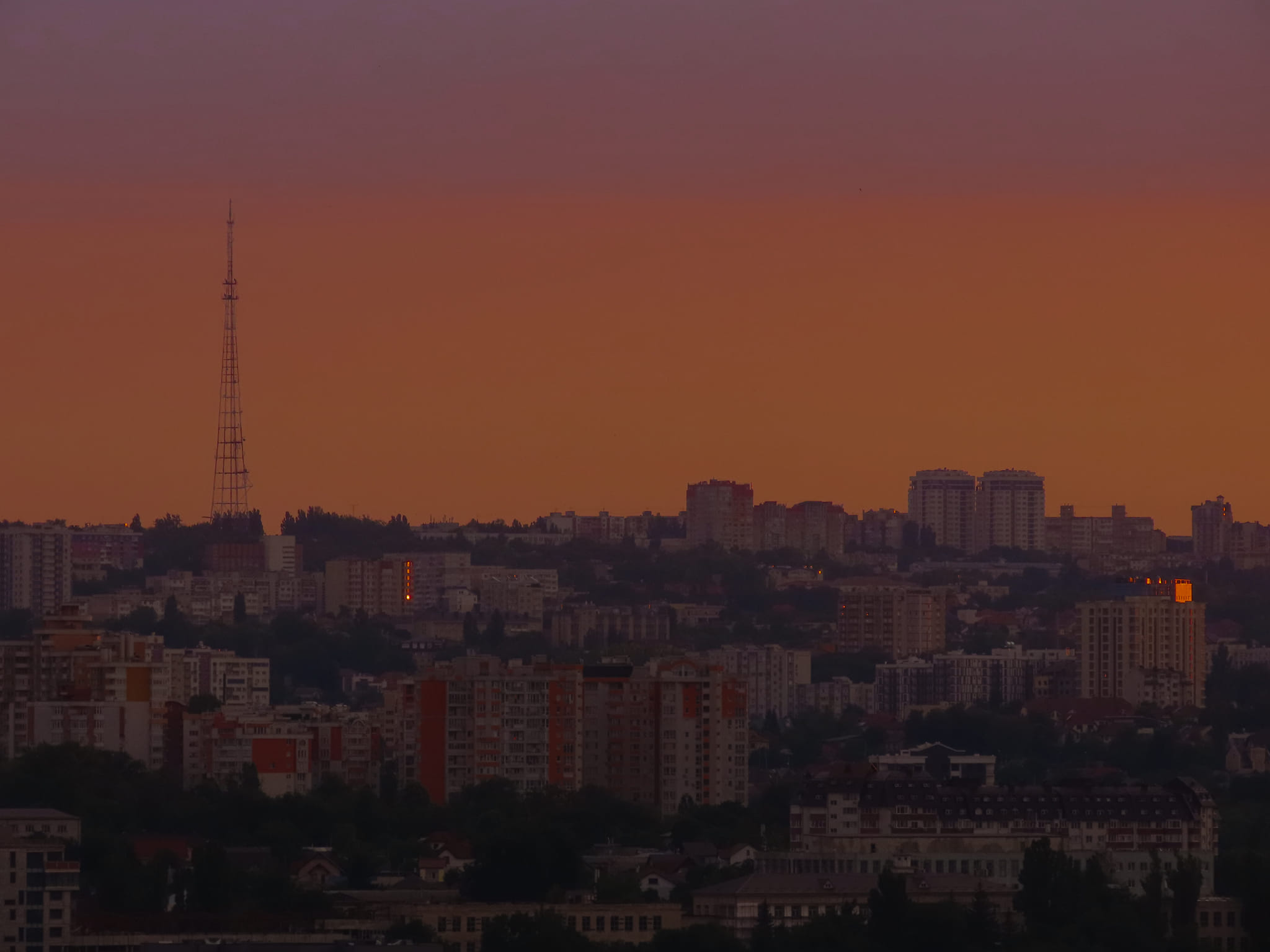 Сказочный закат в небе над Молдовой