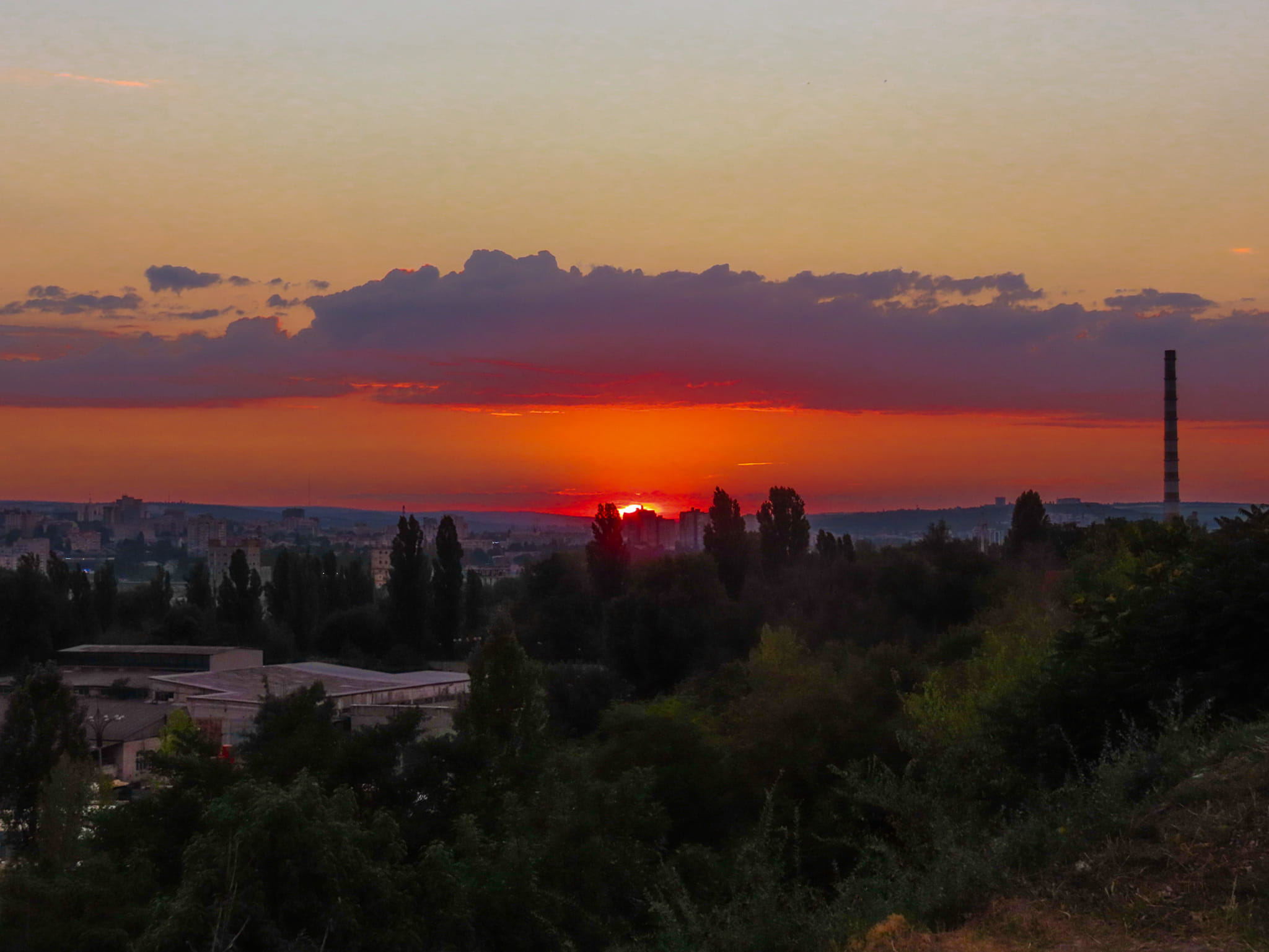 Сказочный закат в небе над Молдовой