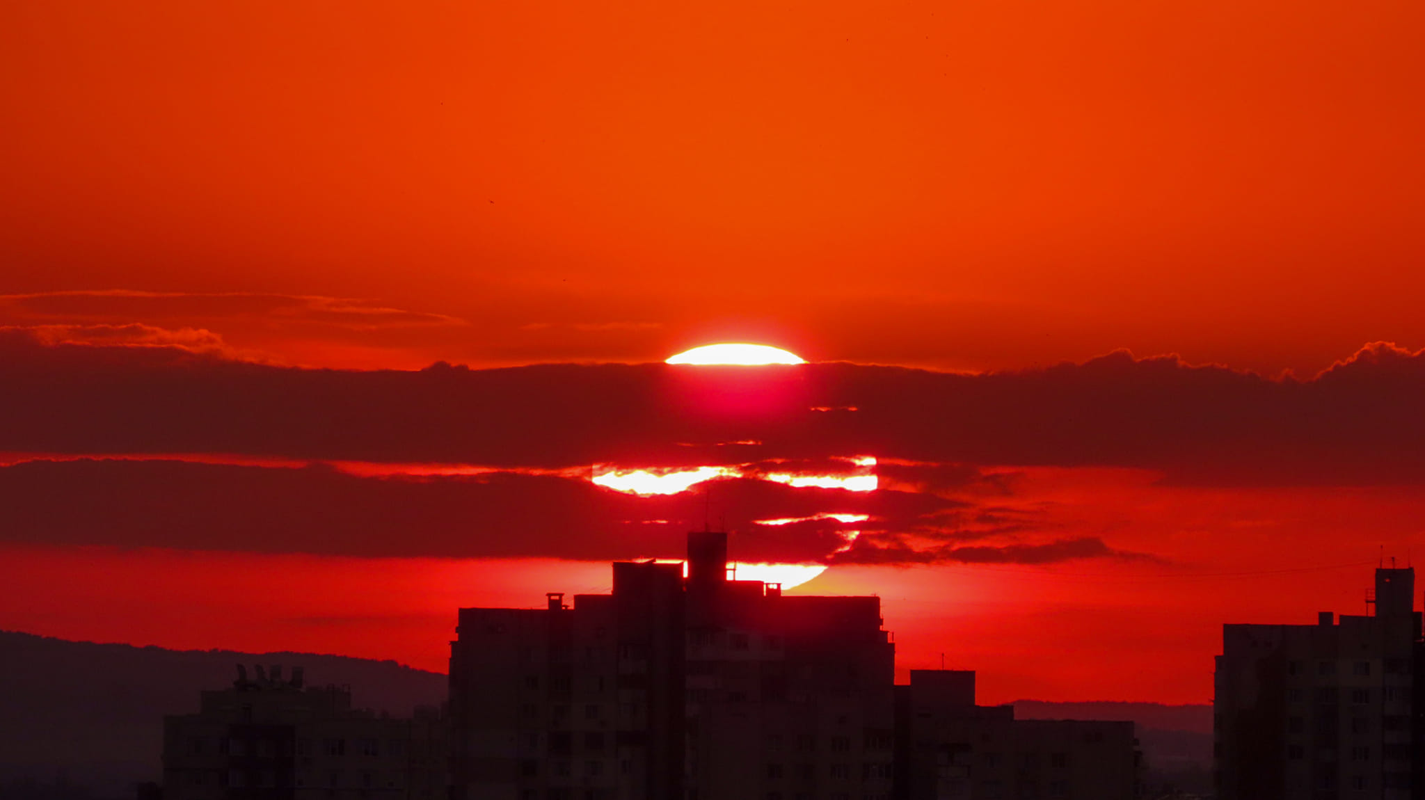 Сказочный закат в небе над Молдовой