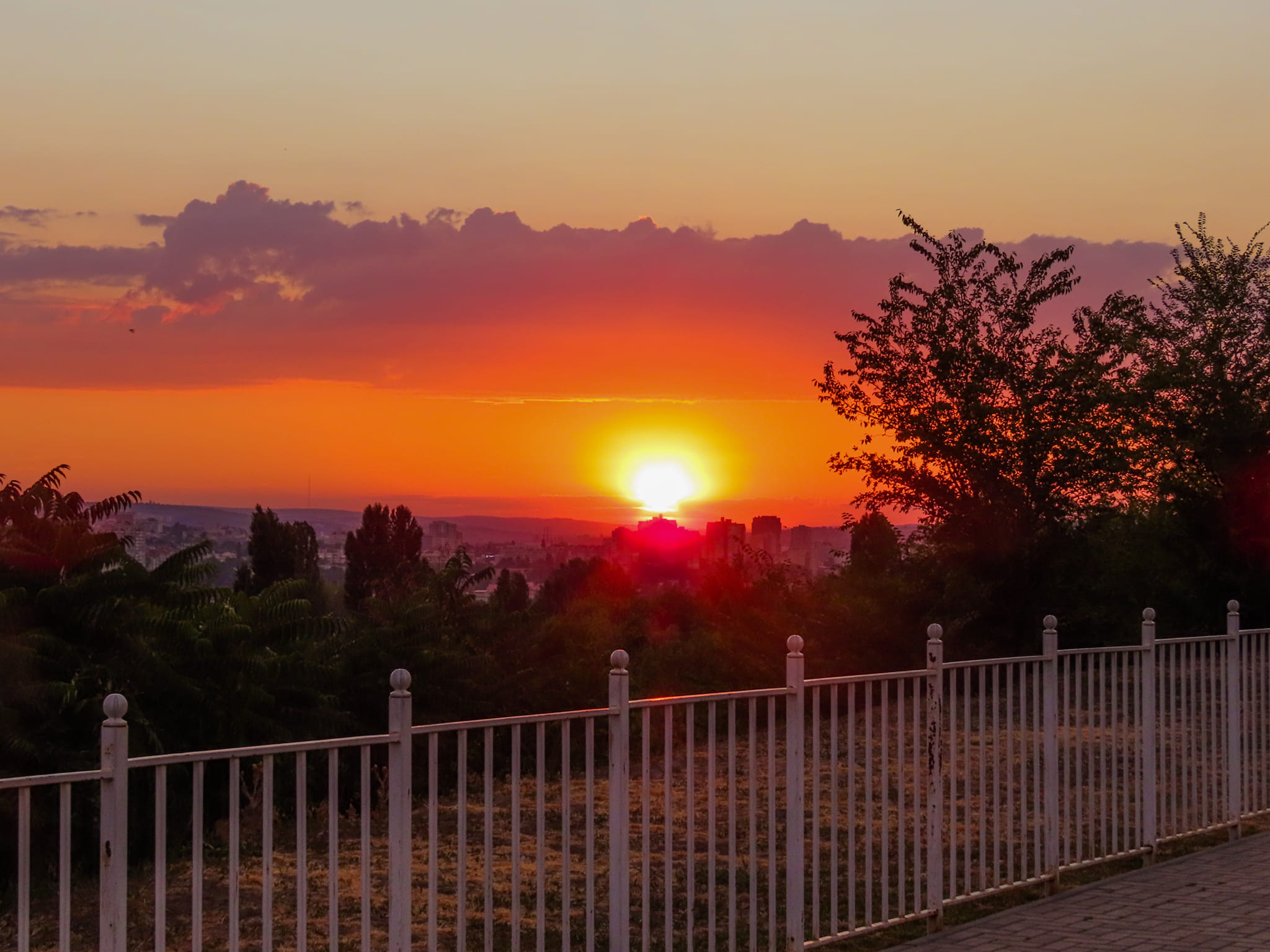 Сказочный закат в небе над Молдовой