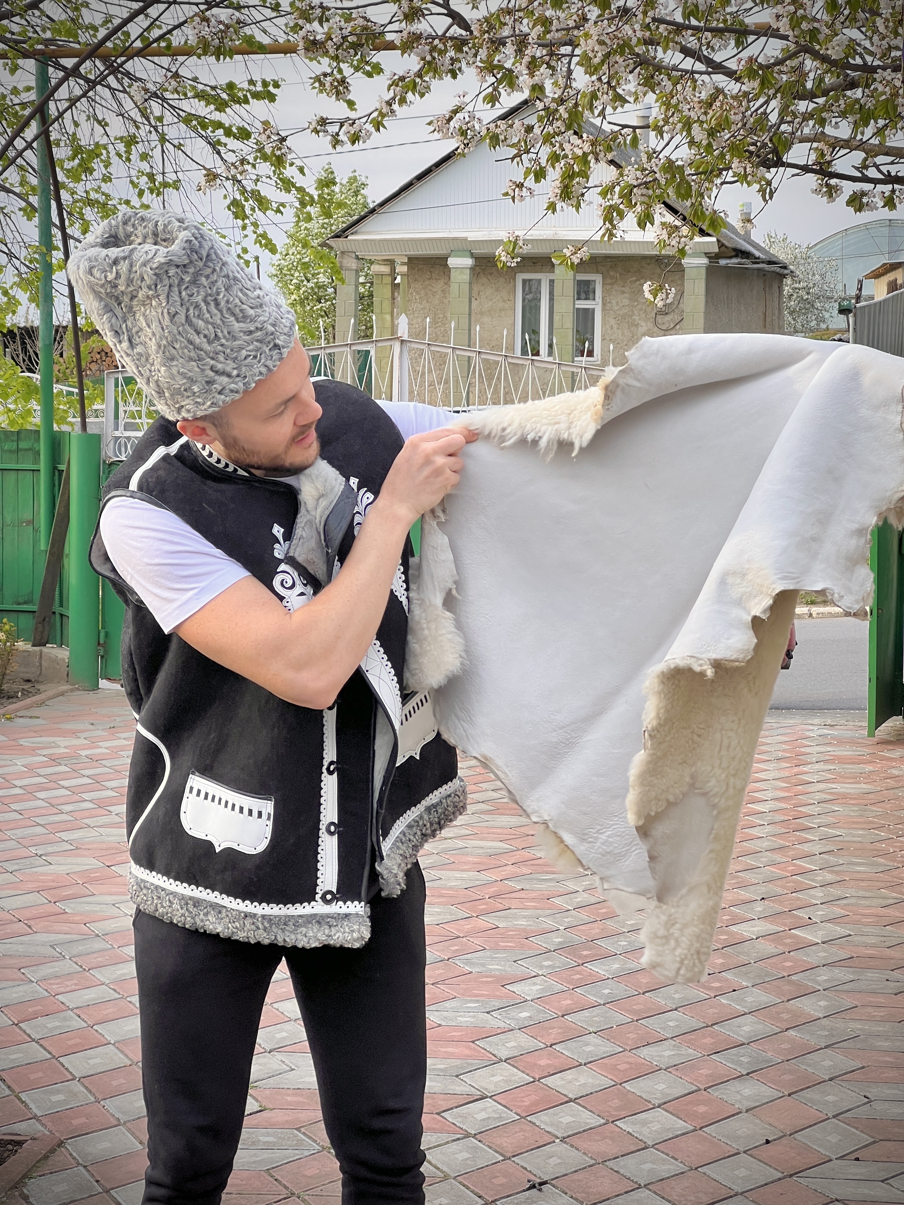 Телеги и овечья шкура. Молдаване возвращаются к древним ремеслам. Новое видео FărăZAGRAN