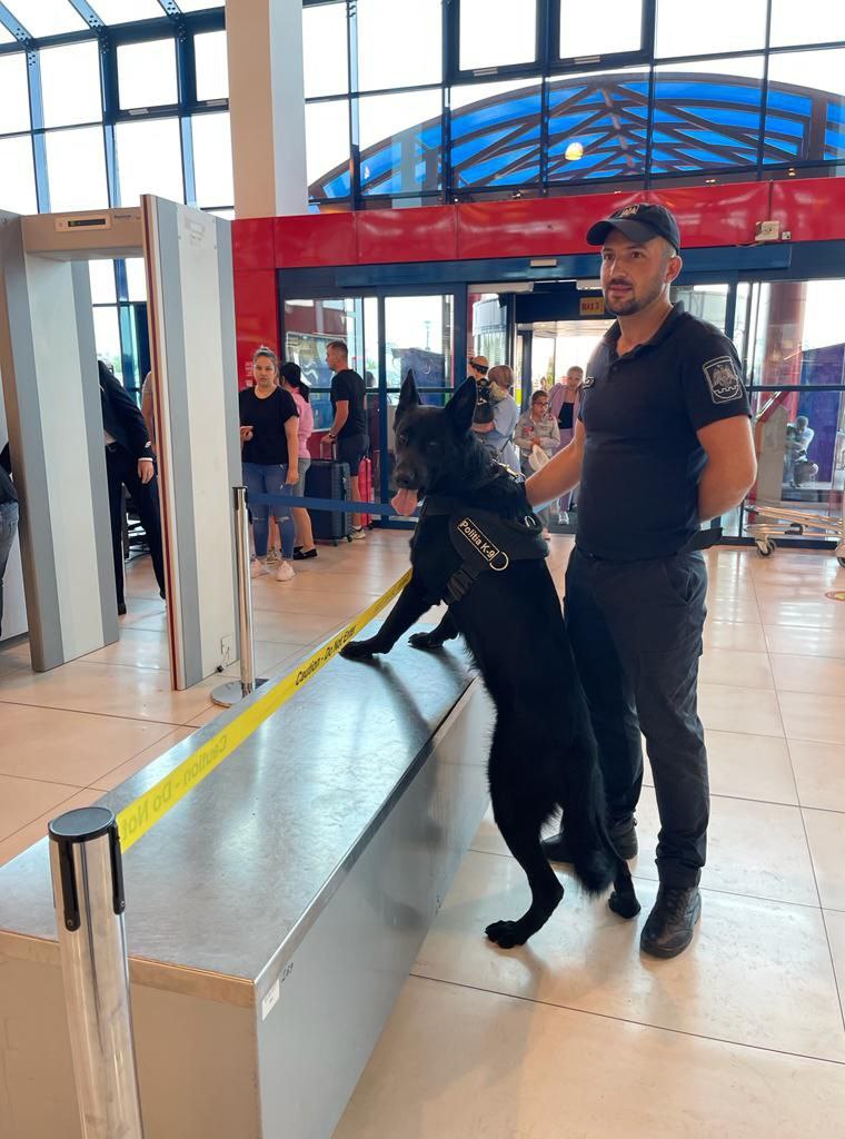 У погранполиции кишиневского аэропорта новый лохматый сотрудник (Фото)