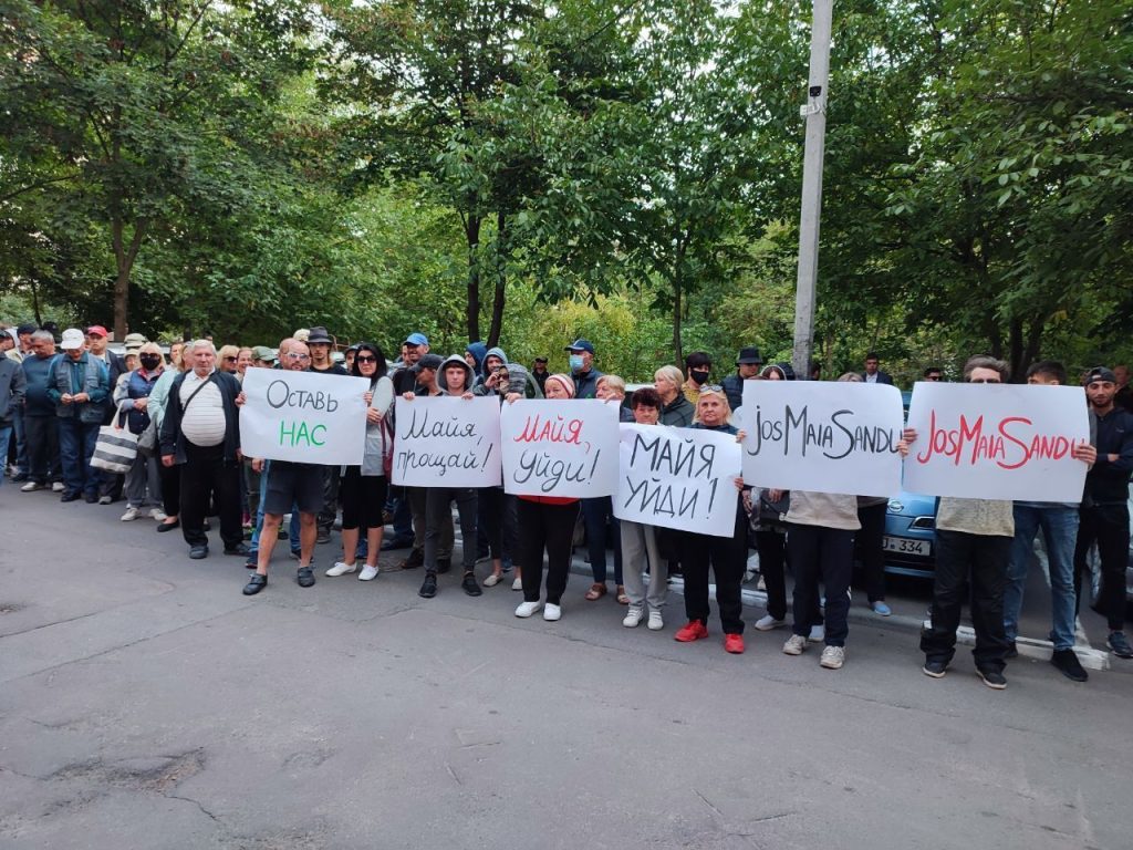 “Майя Санду — уходи!”: Протестующие провели акцию у дома президента Молдовы (Фото/Видео)