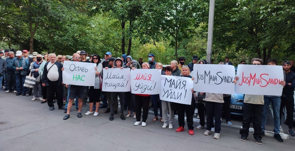 “Майя Санду — уходи!”: Протестующие провели акцию у дома президента Молдовы (Фото/Видео)