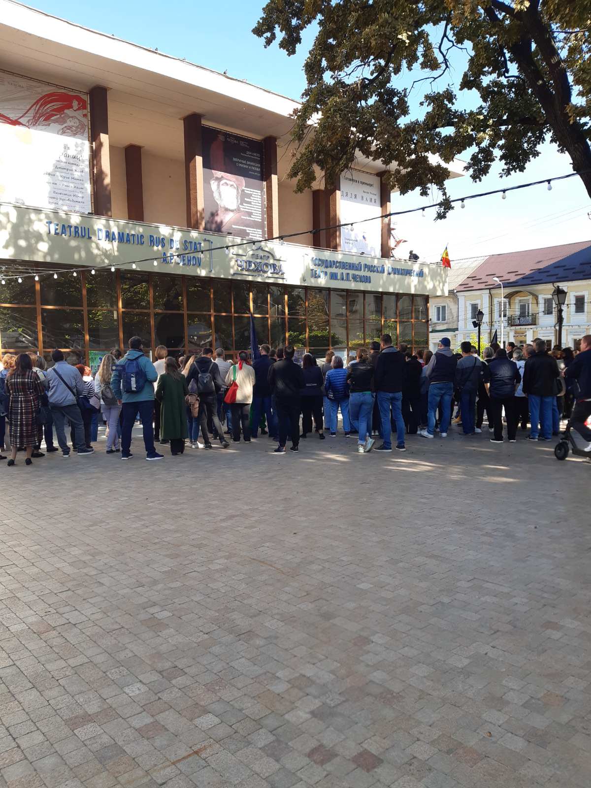 Митингующие "чеховцы" и зрители: "Мы продолжим бороться и драться за Харета"