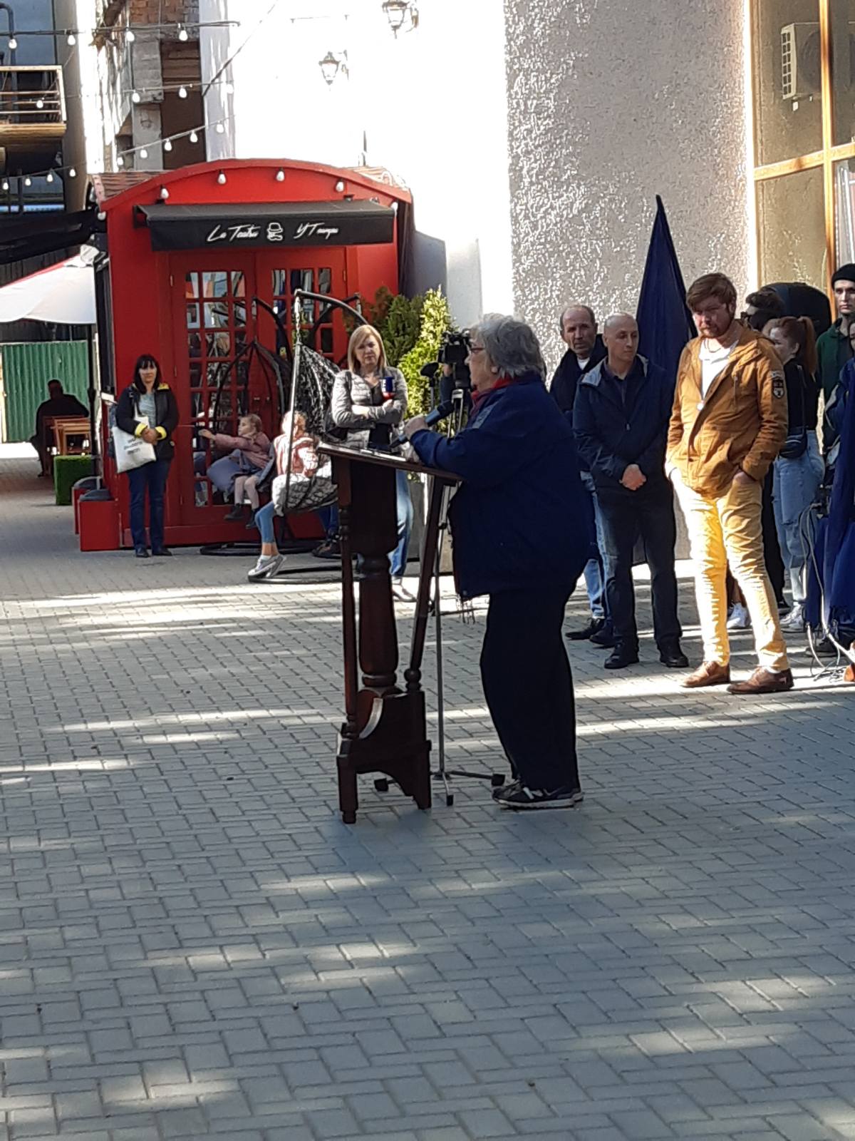 Митингующие "чеховцы" и зрители: "Мы продолжим бороться и драться за Харета"