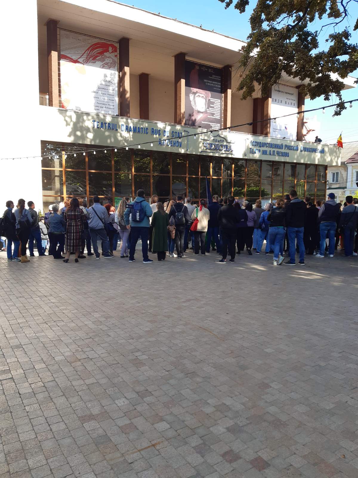 Митингующие "чеховцы" и зрители: "Мы продолжим бороться и драться за Харета"