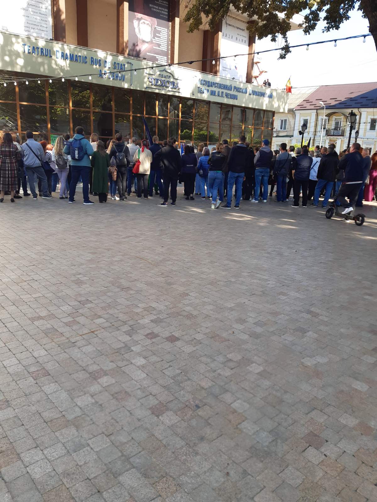 Митингующие "чеховцы" и зрители: "Мы продолжим бороться и драться за Харета"