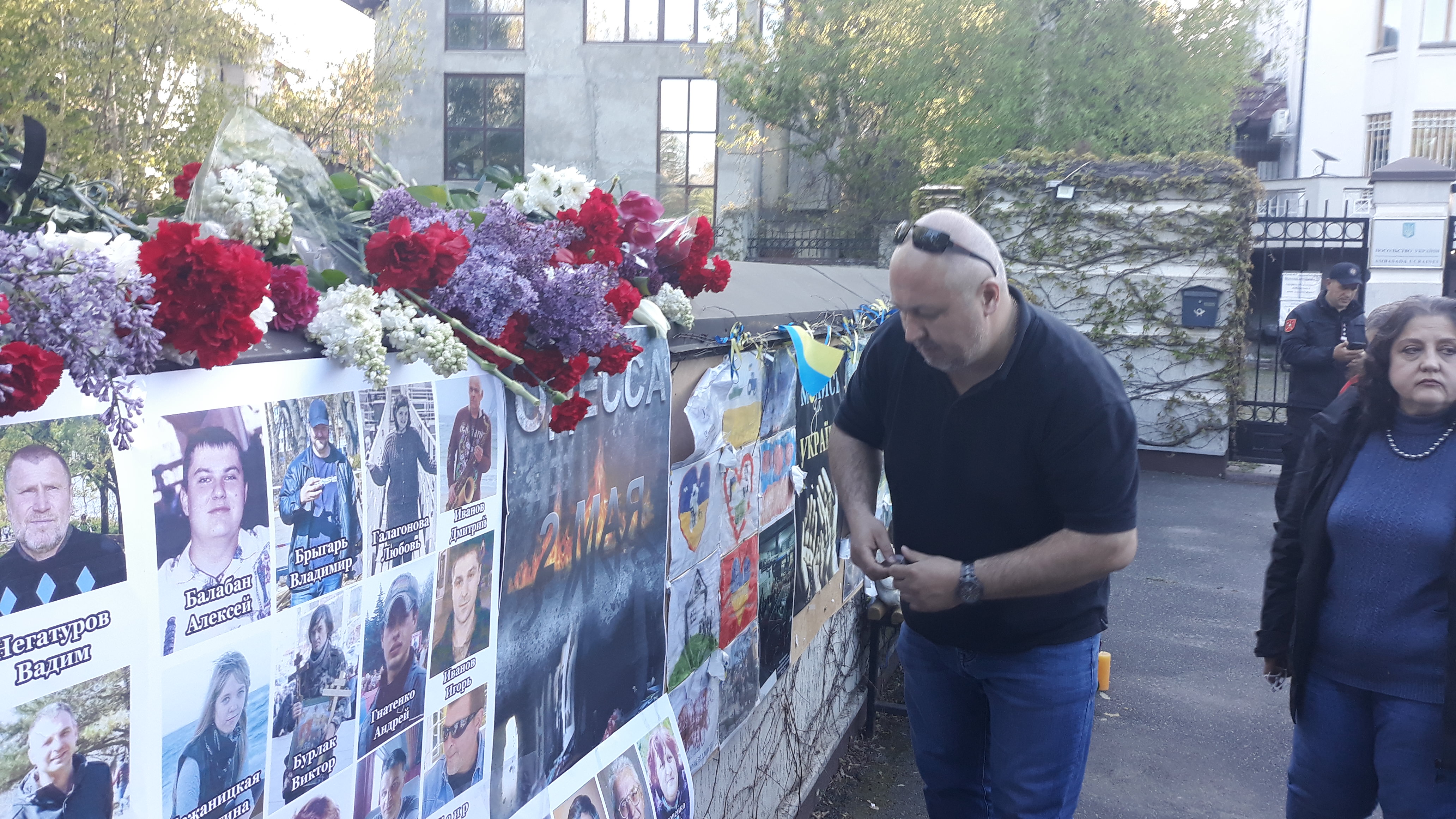 У посольства Украины в Кишинёве граждане почтили память погибших 2 мая 2014 года в Одессе (Видео/Фото)