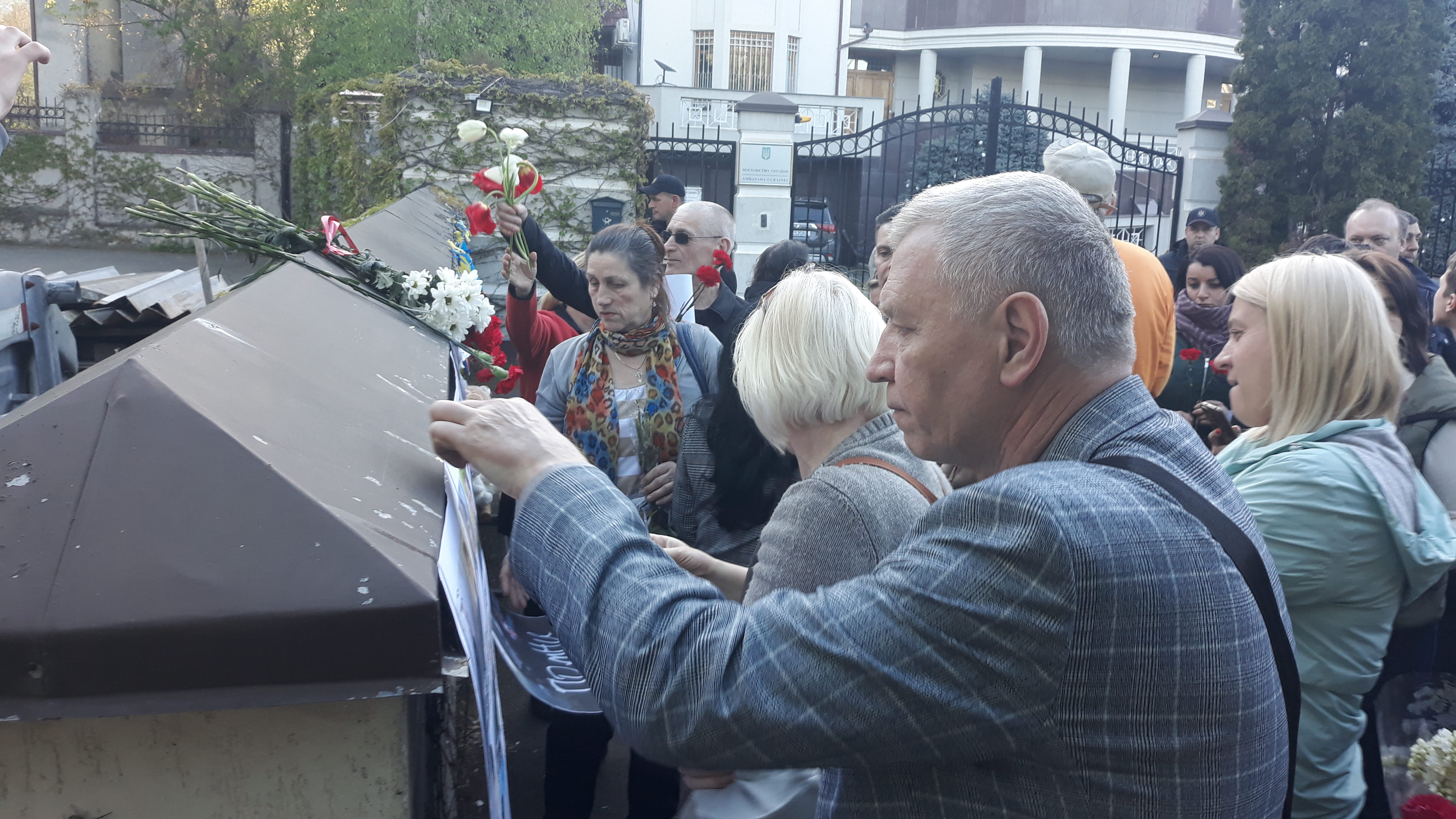 У посольства Украины в Кишинёве граждане почтили память погибших 2 мая 2014 года в Одессе (Видео/Фото)