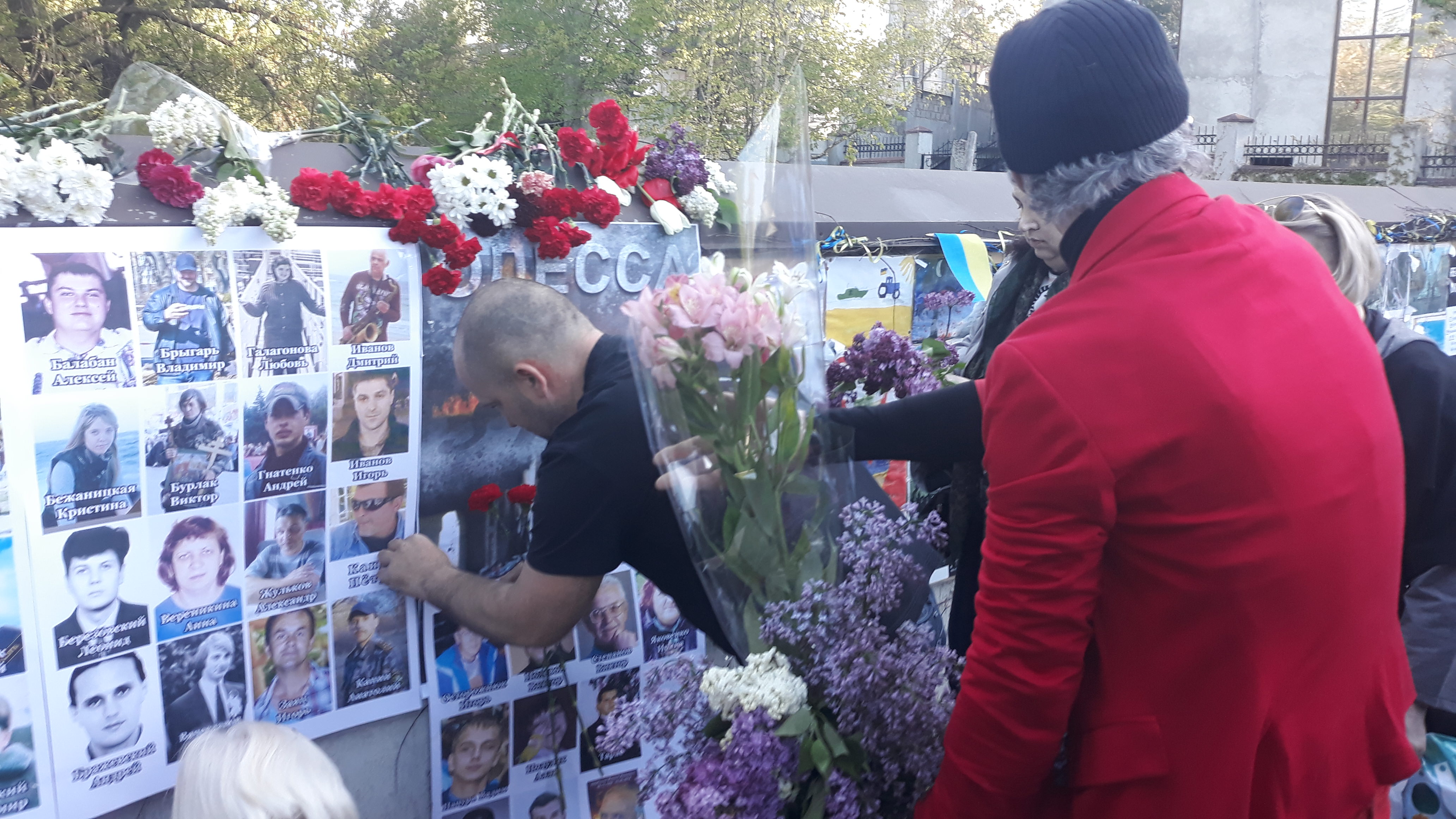 У посольства Украины в Кишинёве граждане почтили память погибших 2 мая 2014 года в Одессе (Видео/Фото)