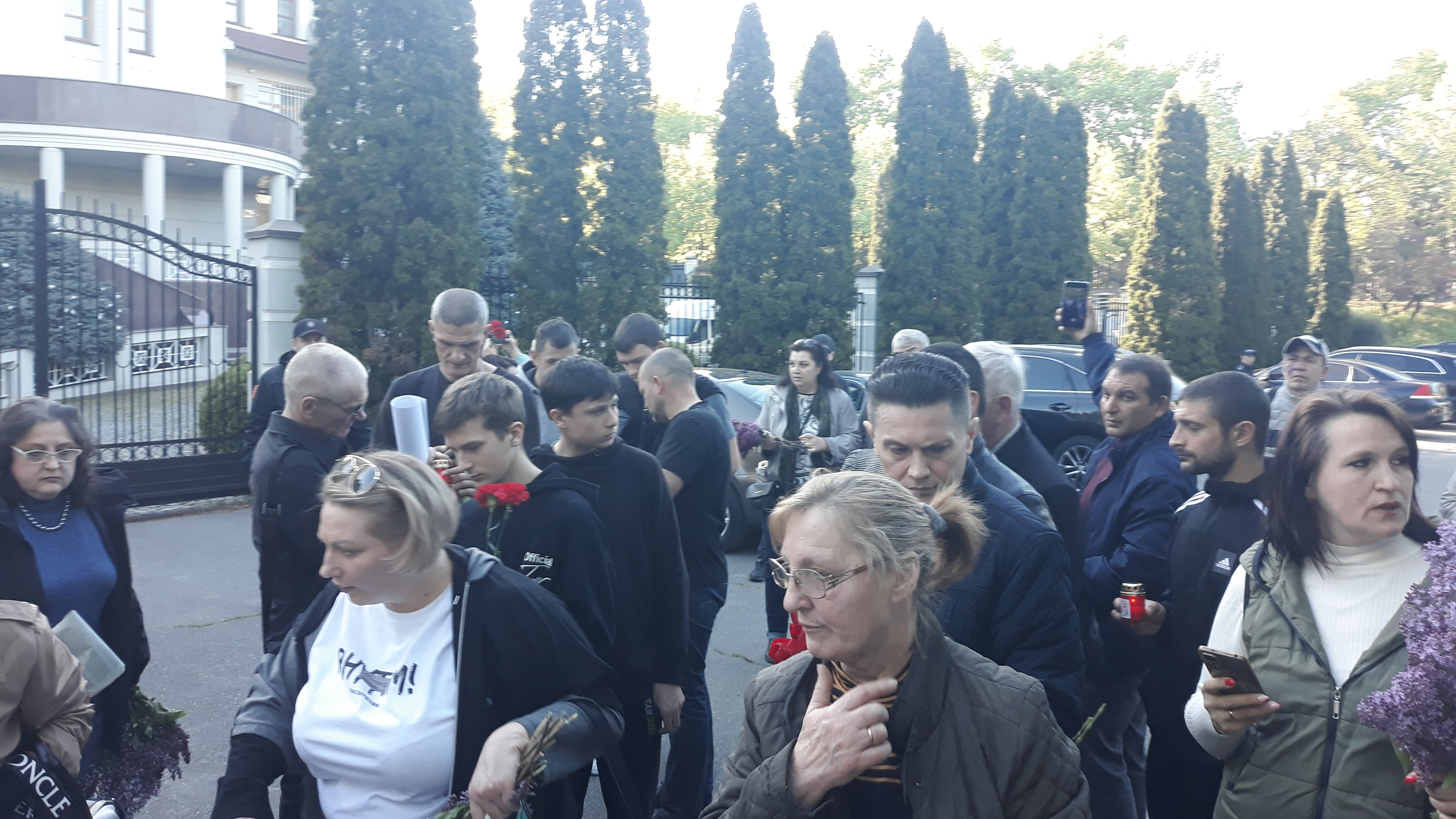 У посольства Украины в Кишинёве граждане почтили память погибших 2 мая 2014 года в Одессе (Видео/Фото)