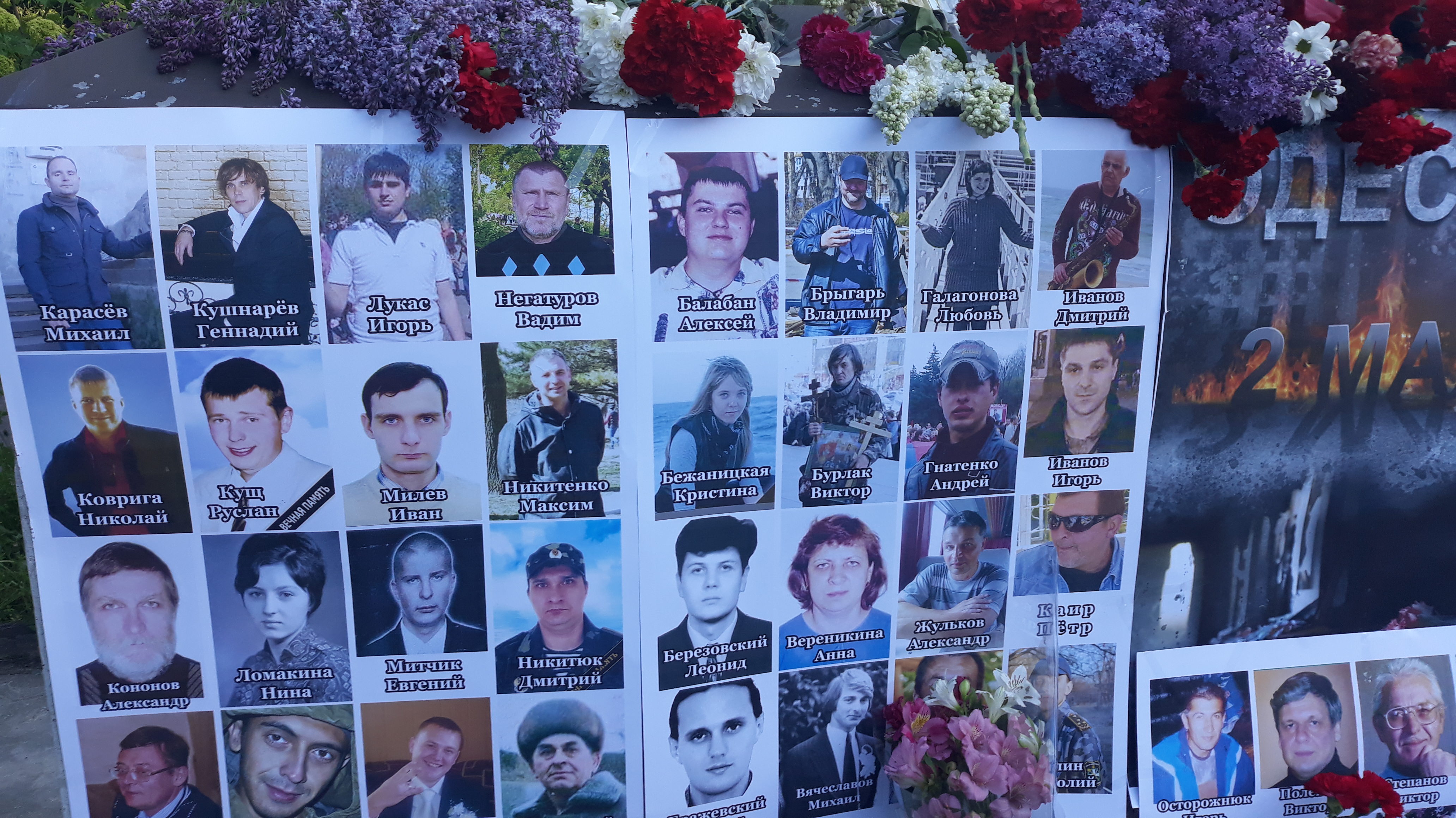 У посольства Украины в Кишинёве граждане почтили память погибших 2 мая 2014 года в Одессе (Видео/Фото)