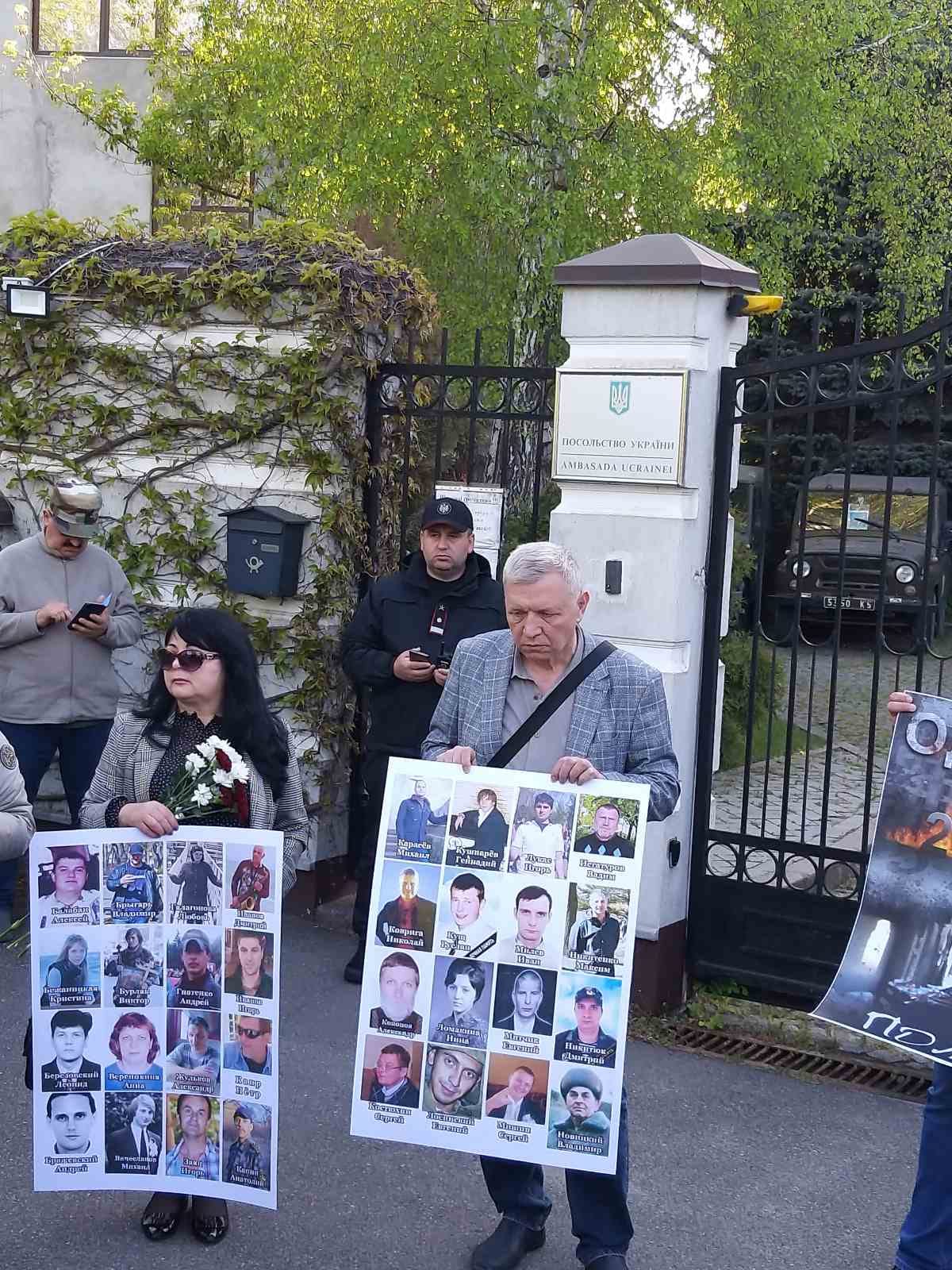 У посольства Украины в Кишинёве граждане почтили память погибших 2 мая 2014 года в Одессе (Видео/Фото)