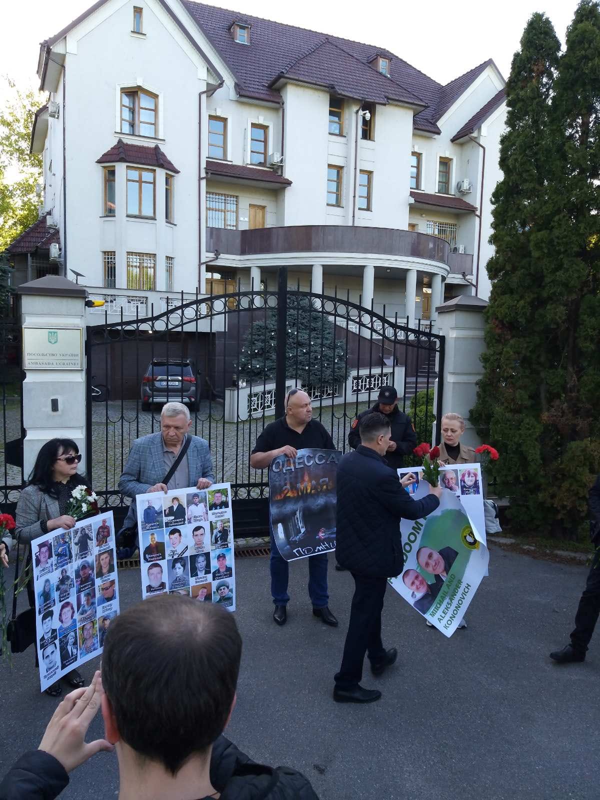 У посольства Украины в Кишинёве граждане почтили память погибших 2 мая 2014 года в Одессе (Видео/Фото)