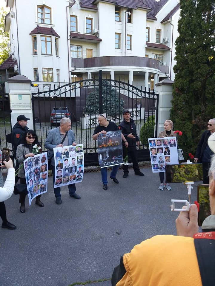 У посольства Украины в Кишинёве граждане почтили память погибших 2 мая 2014 года в Одессе (Видео/Фото)