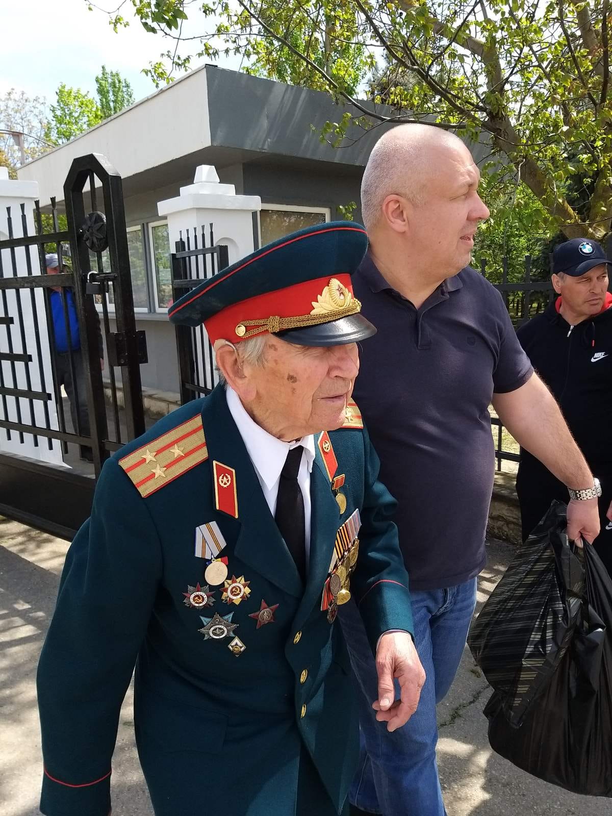 Кишинёвцы поздравили ветеранов с Днём Победы
