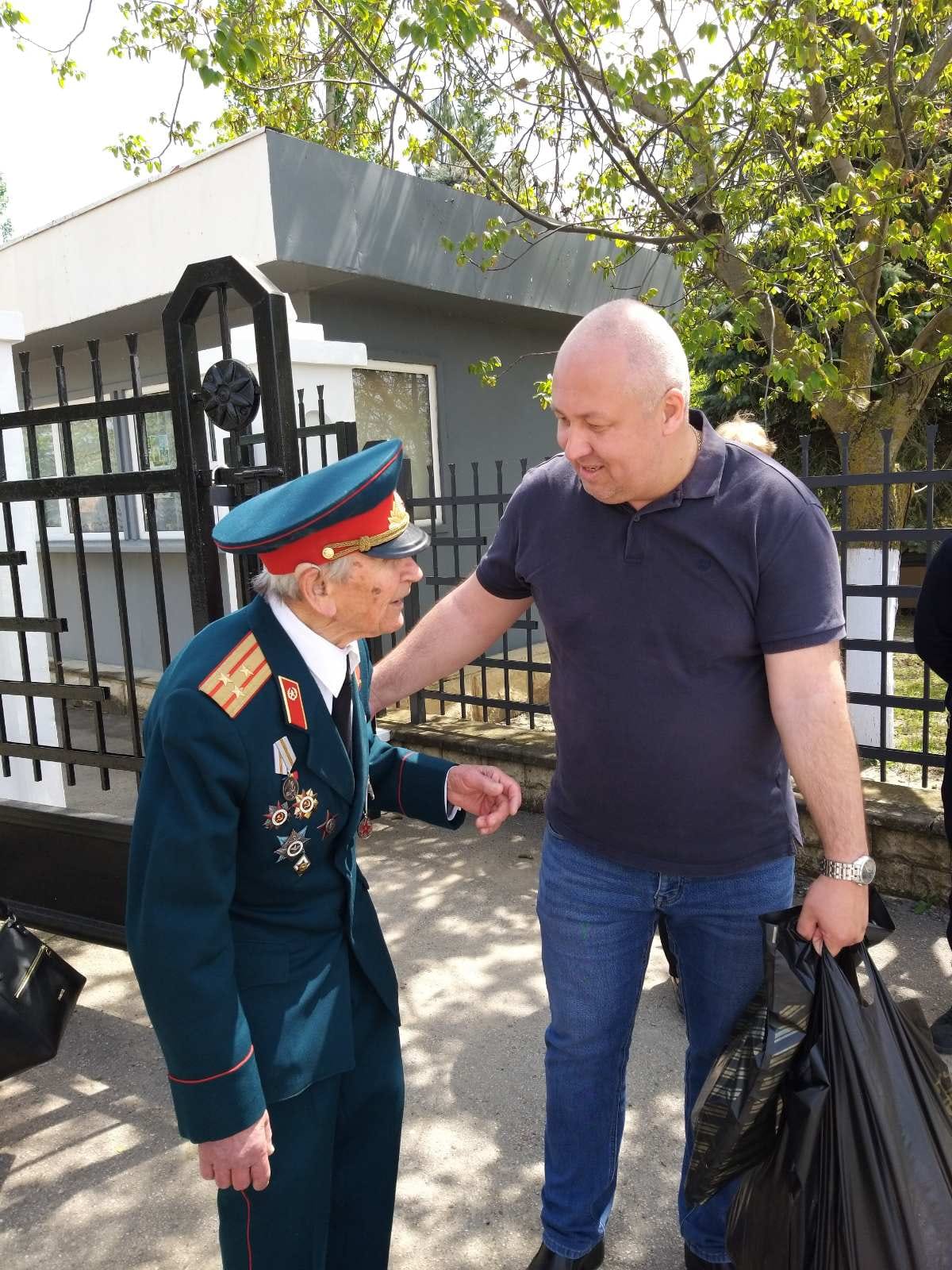 Кишинёвцы поздравили ветеранов с Днём Победы