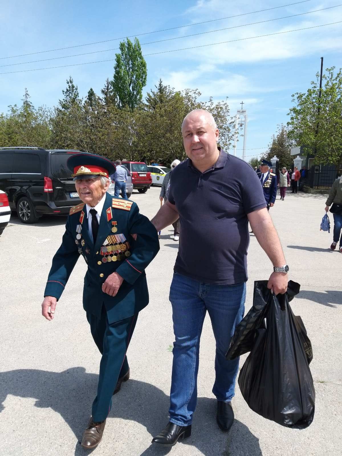 Кишинёвцы поздравили ветеранов с Днём Победы